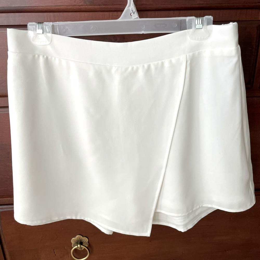 TCEC white skort NWT